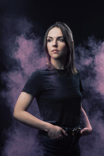 Laure - chant (photo : Jena/extra.studio)